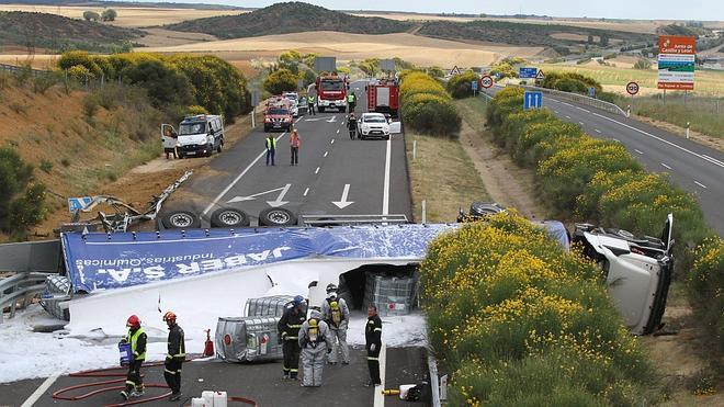 La A-231 sigue cortada hacia León por los daños causados al volcar un camión