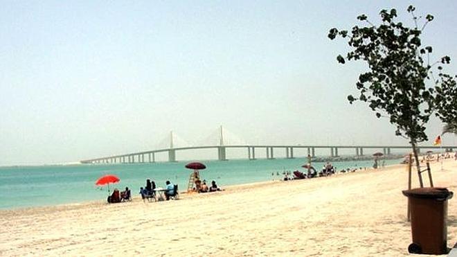 Una playa libre de hombres, móviles y cámaras, en Abu Dabi