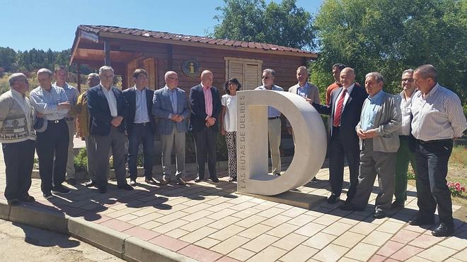 La Santa Espina estrena el monolito que señalizará las rutas de Delibes
