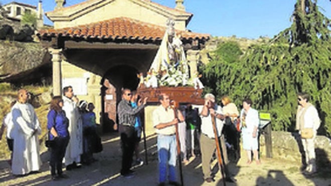 Ledesma procesiona por sus calles con la Virgen del Carmen