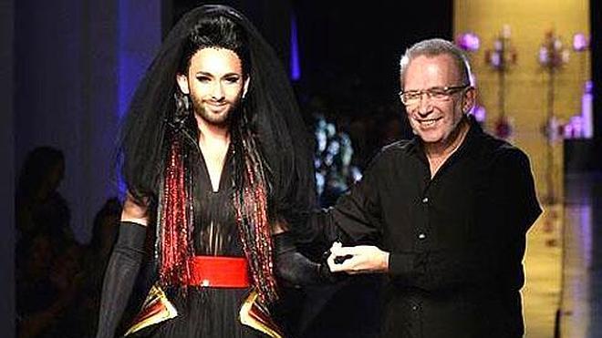 Conchita Wurst cierra el desfile de Jean Paul Gautier