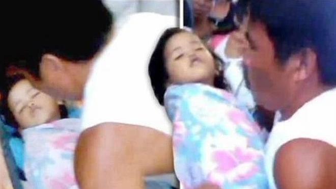 Una niña despierta en su propio funeral