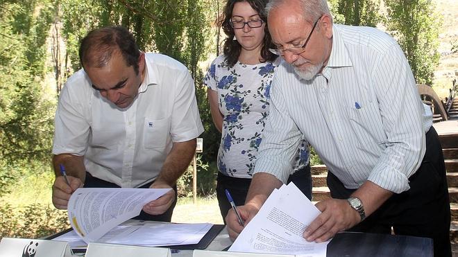 La CHD y WWF firman un convenio para proteger el entorno fluvial de las Hoces del río Riaza