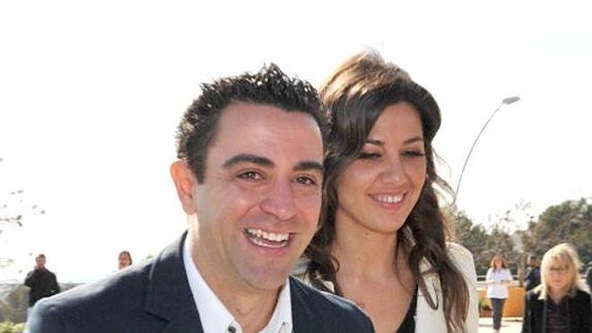 Xavi Hernández se relaja en Ibiza con Nuria Cunillera