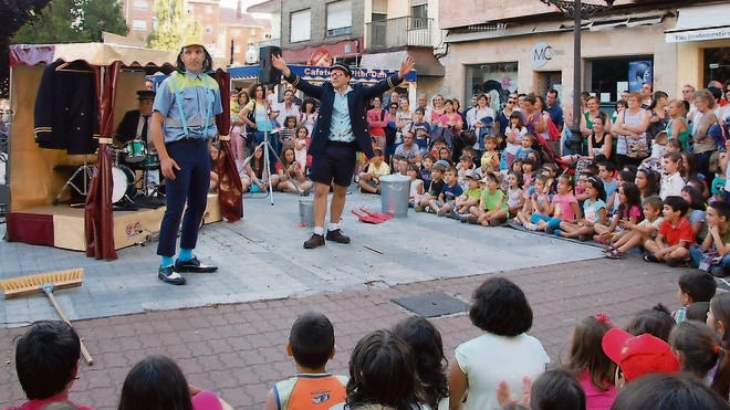 Guardo disfruta con el teatro de calle del programa ‘Estivalia’