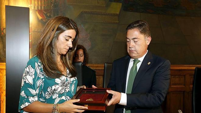 La hija de Isabel Carrasco recoge la Medalla de Oro para que siempre quede «en el corazón»