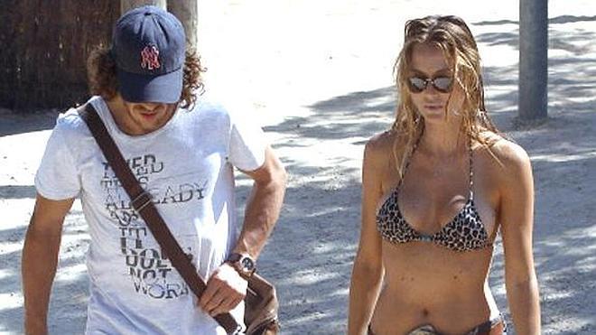 Puyol, de vacaciones en Ibiza con Vanesa Lorenzo y su hija Manuela