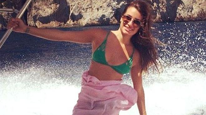 Lea Michele sigue de relax por la costa italiana
