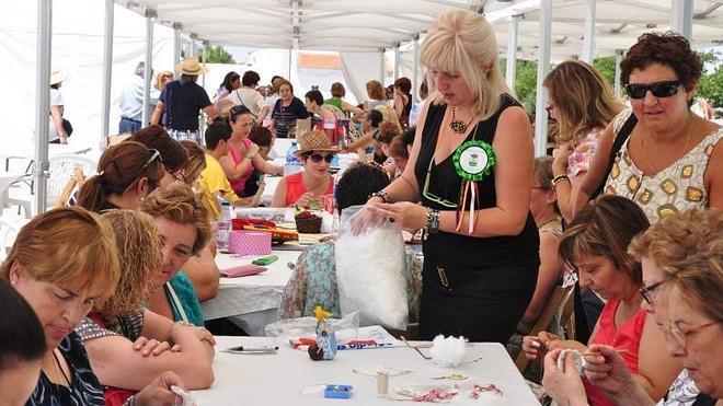 600 mujeres asisten en Fuente el Sol al primer encuentro de retacería