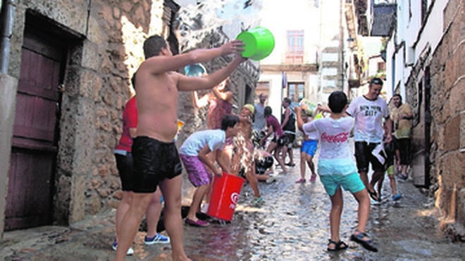 El agua como munición en las fiestas de Candelario