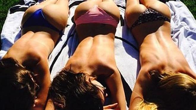Alessandra Ambrosio toma el sol en topless