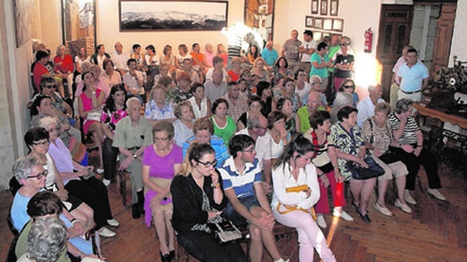 Reeditan ‘Costumbres y tradiciones de Candelario’