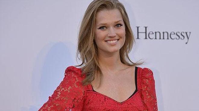 Toni Garrn toma el sol en topless a bordo de un barco en Ibiza