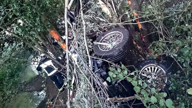 Rescatado en Sahagún tras caer por un puente y quedar suspendido entre unos árboles