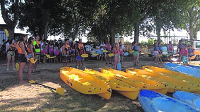 Los niños de Ledesma se divierten recorriendo el río Tormes en piraguas