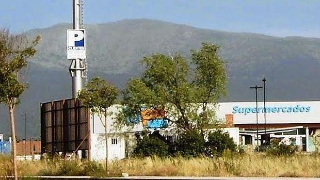Carrascalejo pide la retirada de todo el conjunto publicitario de Supermercados Lupa