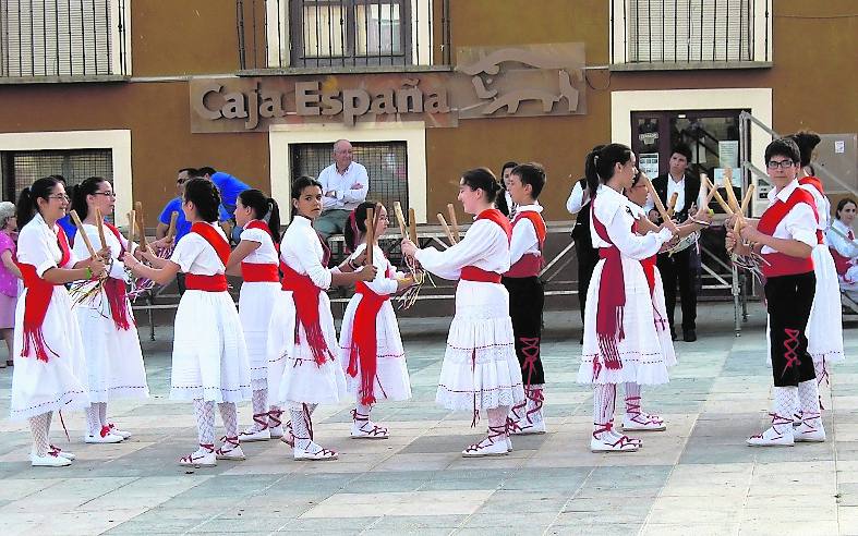 Mucientes inaugura el XXII Agosto Cultural con un pasacalles con grupo de paloteo