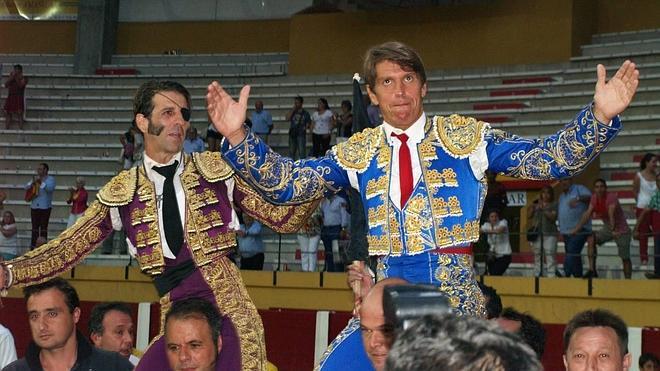 El Cordobés y Padilla salen por la puerta grande de la plaza de toros de Íscar