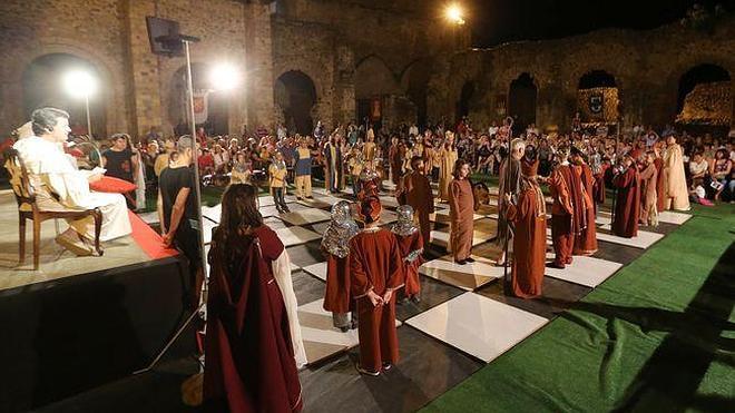 El monasterio de Carracedo se vuelve un enorme tablero de ajedrez viviente