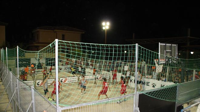 Baloncesto en una jaula