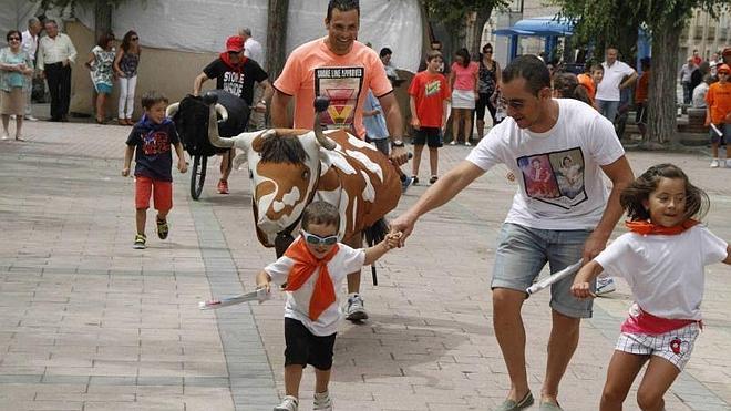 Pequeños y mayores disfrutan juntos en el encierro infantil de Campaspero