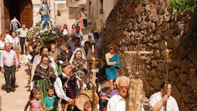 La Virgen del Triunfo toma el relevo al Cristo en Las Casas del Conde