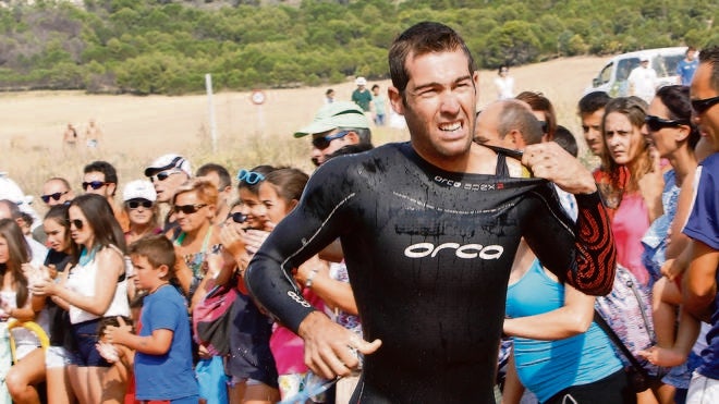 Javier García vence en el triatlón de Astudillo