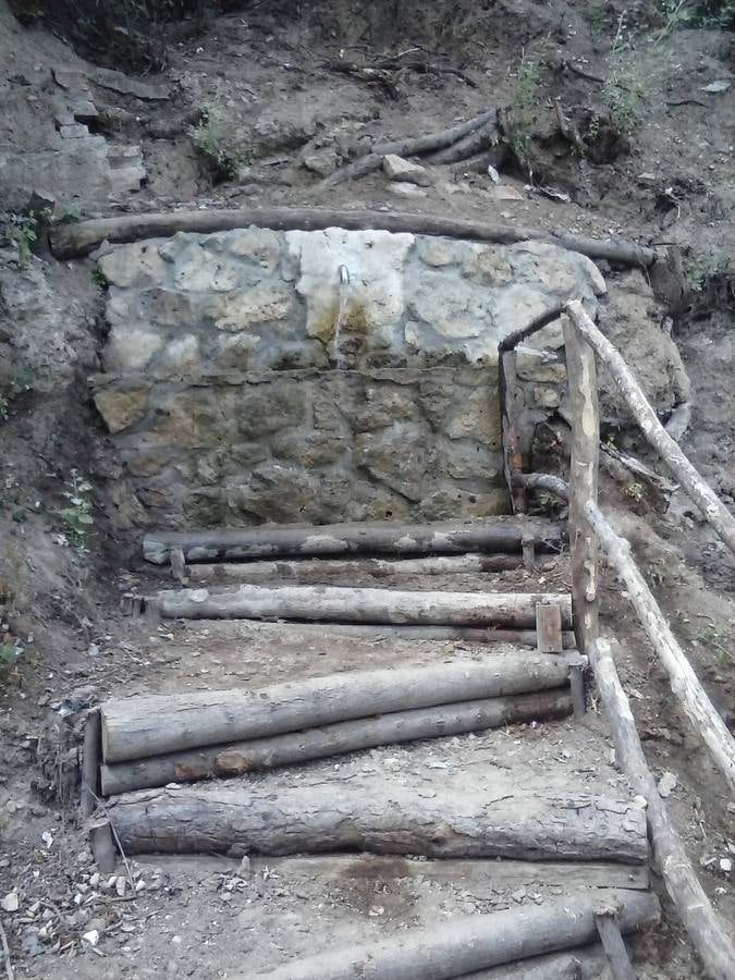 La fuente de los botijos vuelve a manar agua en Valladolid