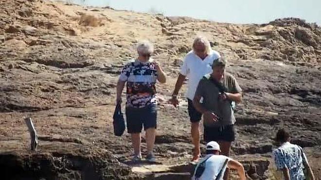 Almodóvar y su pareja, Fernando Iglesias, muestran su amor en Ibiza