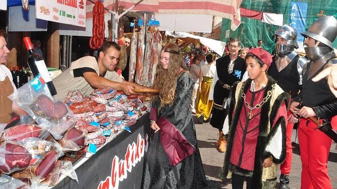 Medina evoca la visita de una joven Isabel la Católica a la plaza comercial de la villa