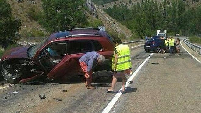 Un fallecido al colisionar dos coches en Crémenes