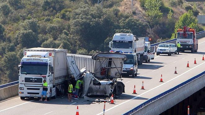 Un herido en la colisión entre dos camiones en la A-6 a la altura de Ponferrada
