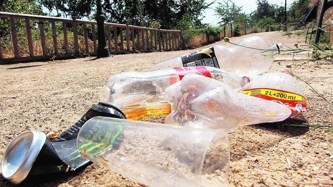 Los restos del botellón ensucian el camino del Palacio de la Ribera