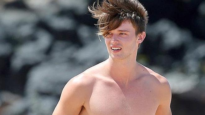 Patrick Schwarzenegger sigue los pasos de su padre y ya presume de músculos