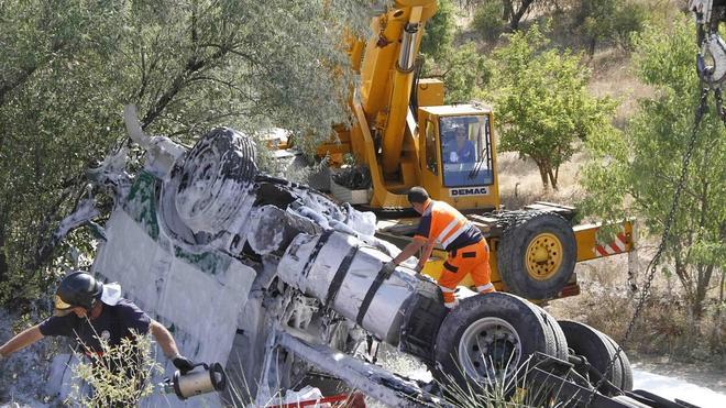 Dos camioneros heridos graves en un choque frontal en Quintanilla de Onésimo