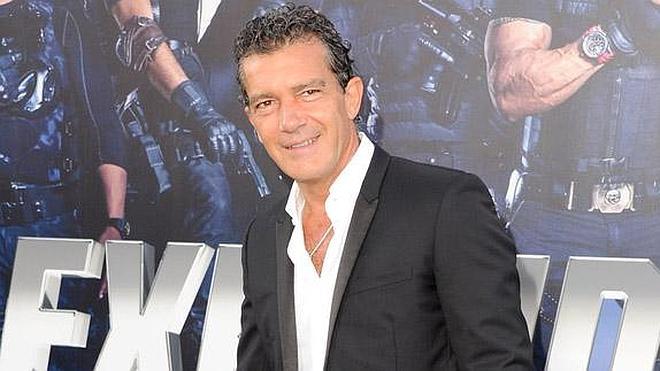 Antonio Banderas olvida a Melanie rodeado de mujeres en Saint Tropez