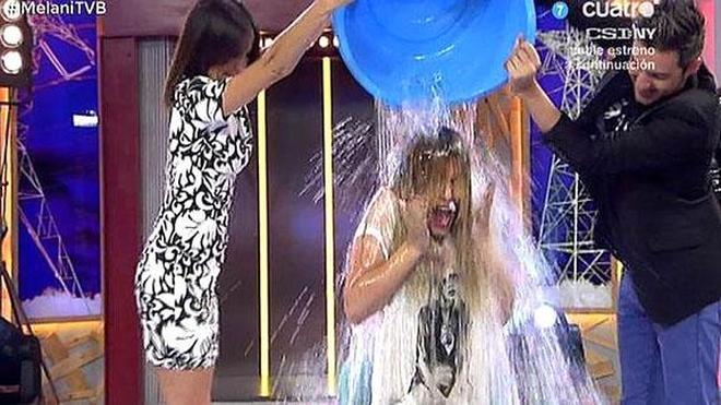 Edurne y Pablo Alborán también se mojan con agua helada