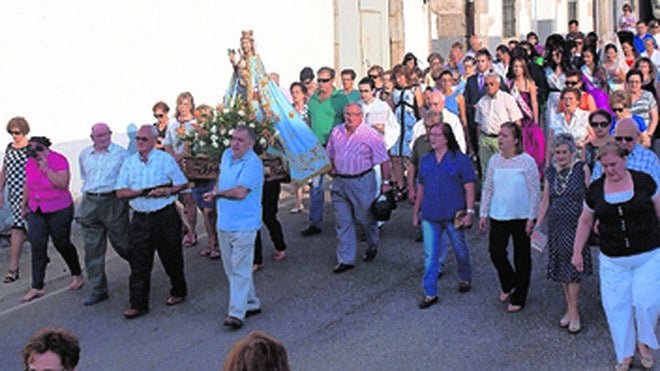 La imagen de la Virgen de la Yedra vuelve a su ermita en Ledrada