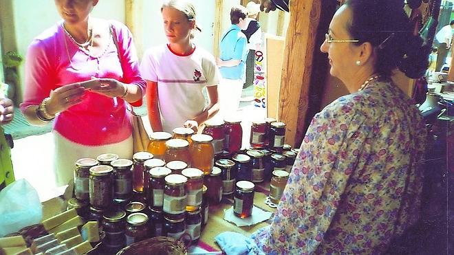 La artesanía y el folclore soplan 15 velas en el mercado de Tordehumos