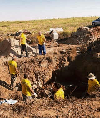 Quince voluntarios recuperan el paraje Fuente Rosa en Villerías de Campos