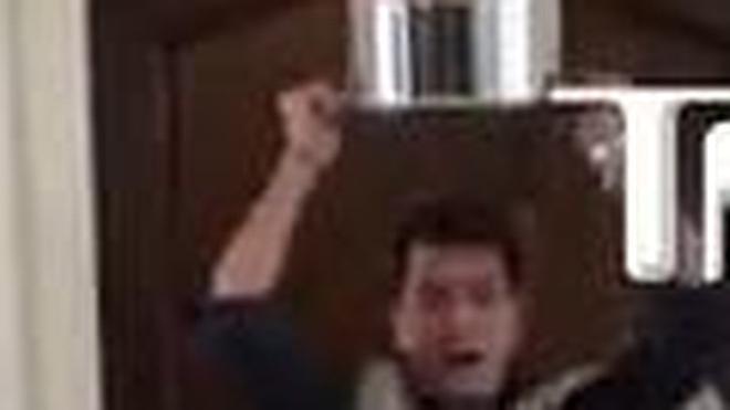 Charlie Sheen se lanza 10.000 dólares por encima como respuesta al reto del cubo de agua helada