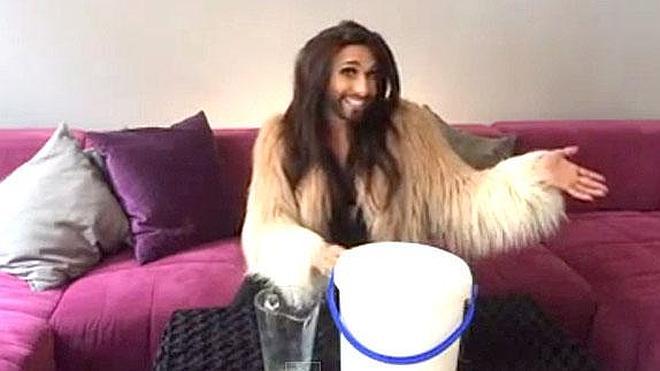 Conchita Wurst acepta el reto del ELA pero no se moja, se come un helado