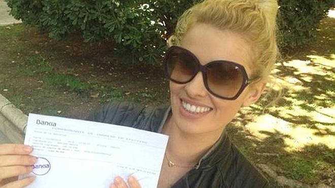 La presentadora Adriana Abenia no se moja pero dona 100 euros para la ELA