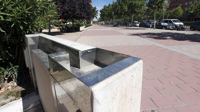 Reparan una fuente pública que causó goteras en garajes de la zona