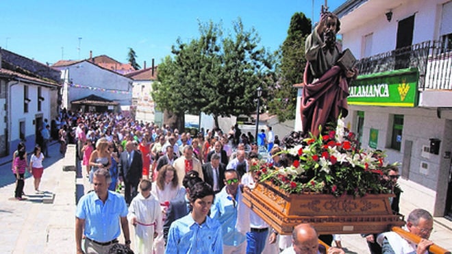 San Bartolomé procesiona por calles y plazas de Los Santos