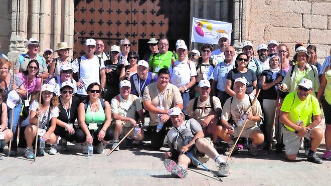 Macotera recibe a los peregrinos de la ruta teresiana ‘De la cuna al sepulcro’