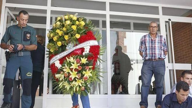 Cientos de personas visitan la capilla ardiente