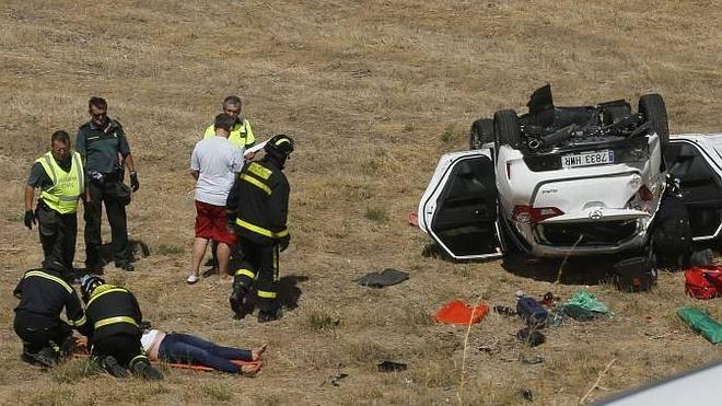 Cuatro heridos al volcar su coche en uno de los pasos elevados de la A-6