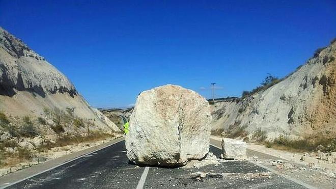 El desprendimiento de una roca obligó a cortar el tráfico durante varias horas en la N-122
