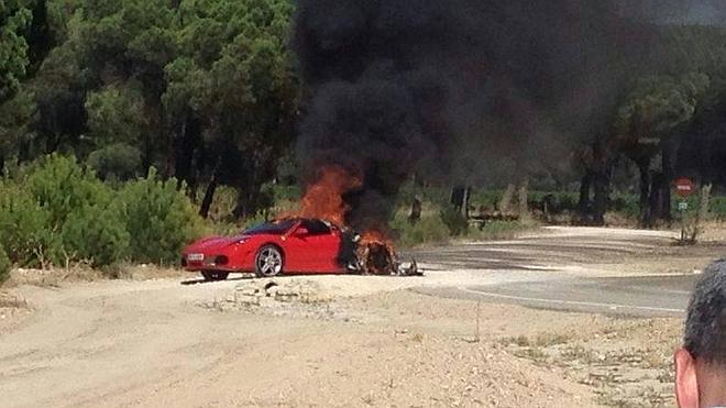 Arde un Ferrari mientras circulaba por una carretera de Sardón de Duero